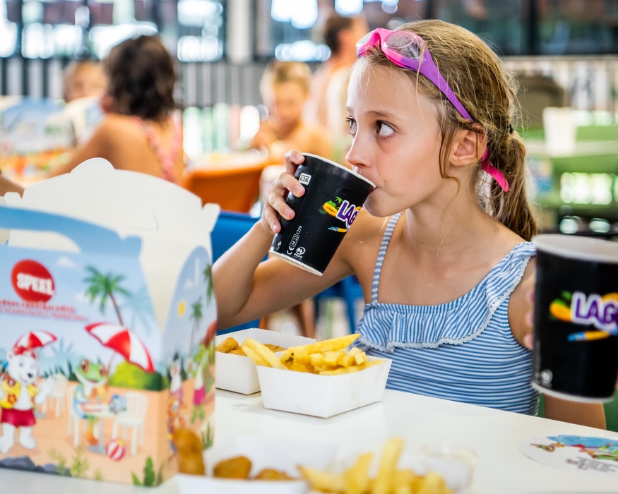 Tussen het zwemmen en plonzen door honger of dorst gekregen?